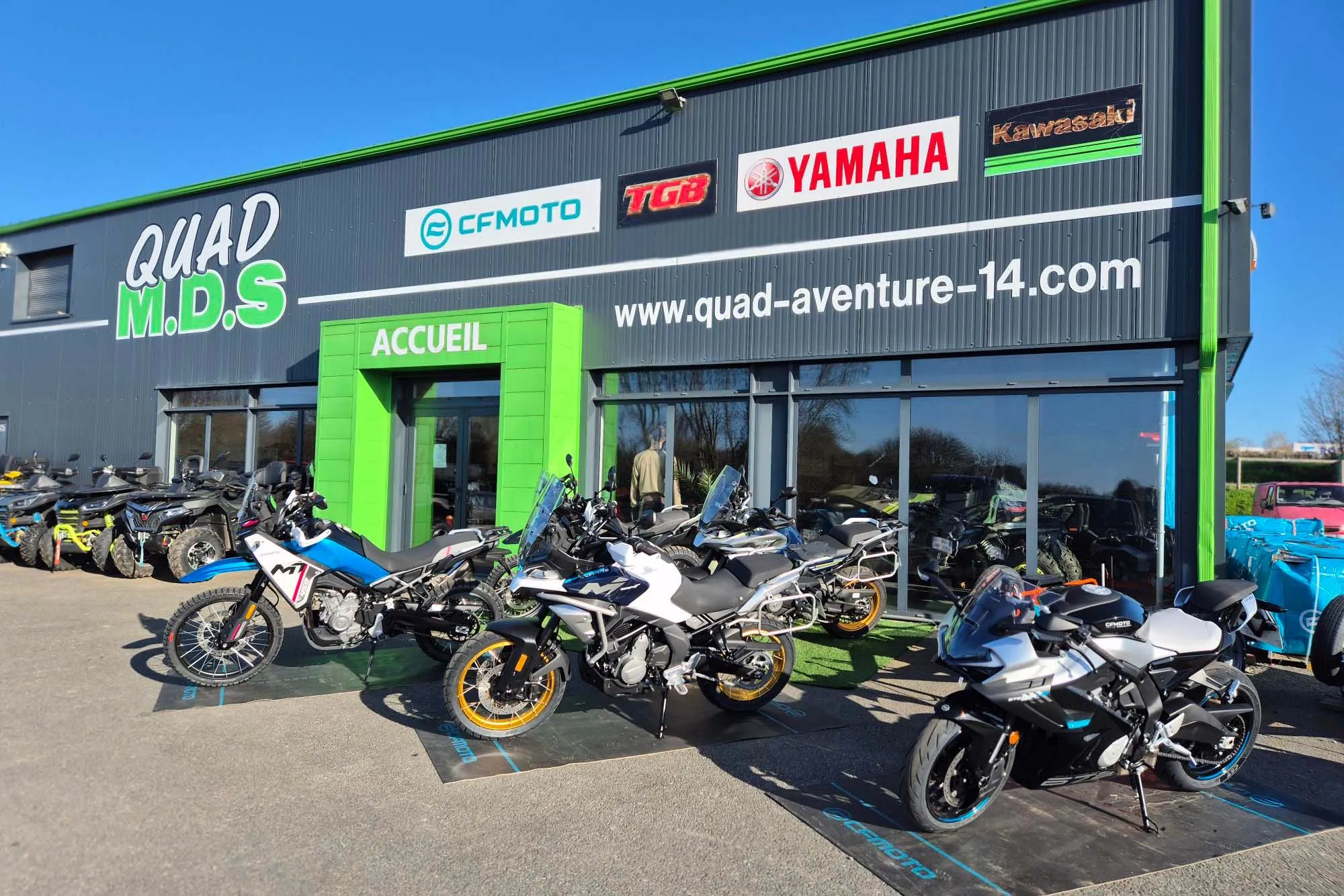 Motos exposées devant la concession Quad M.D.S à Saint-Désir
