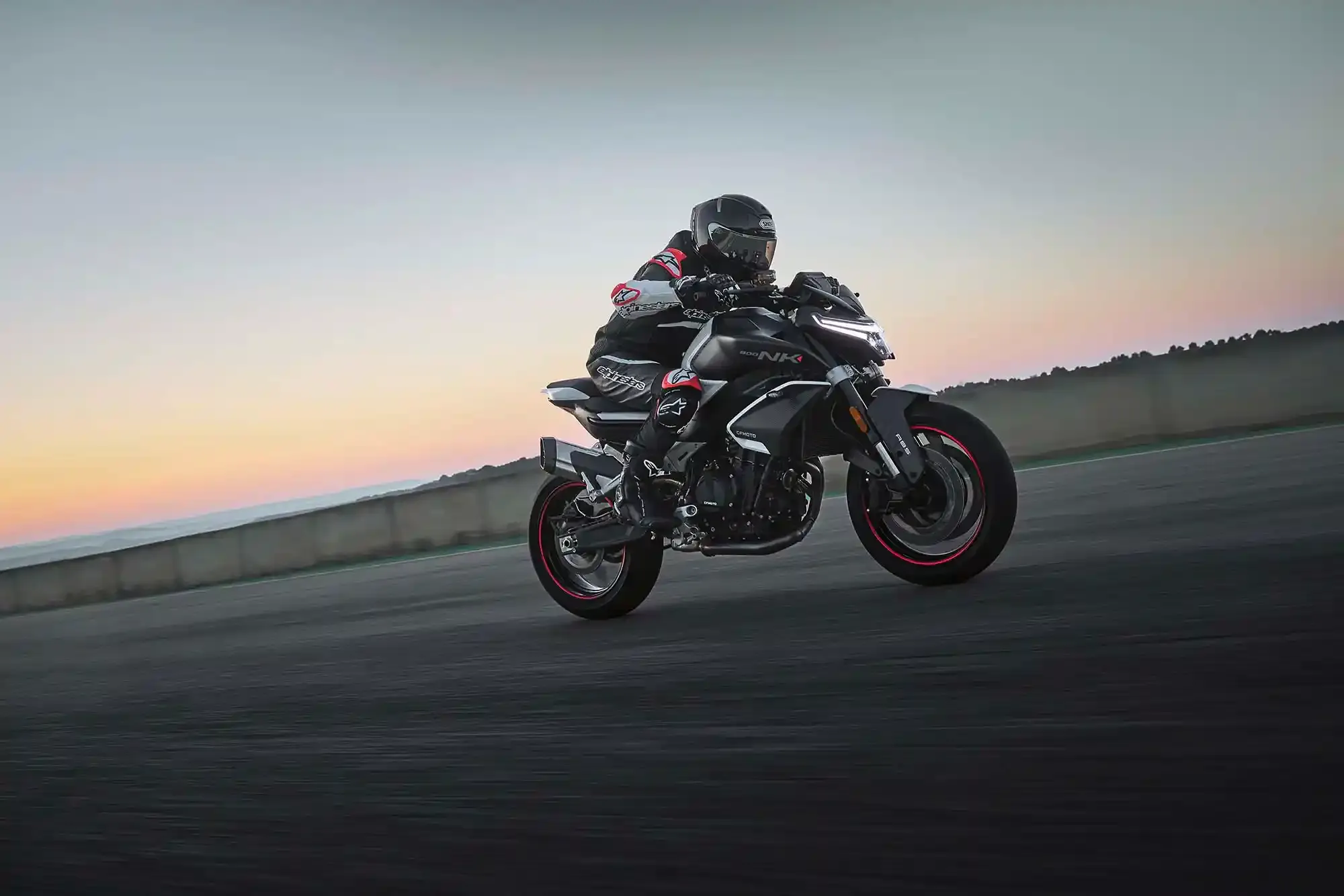 Moto CFMOTO 800NK sur circuit