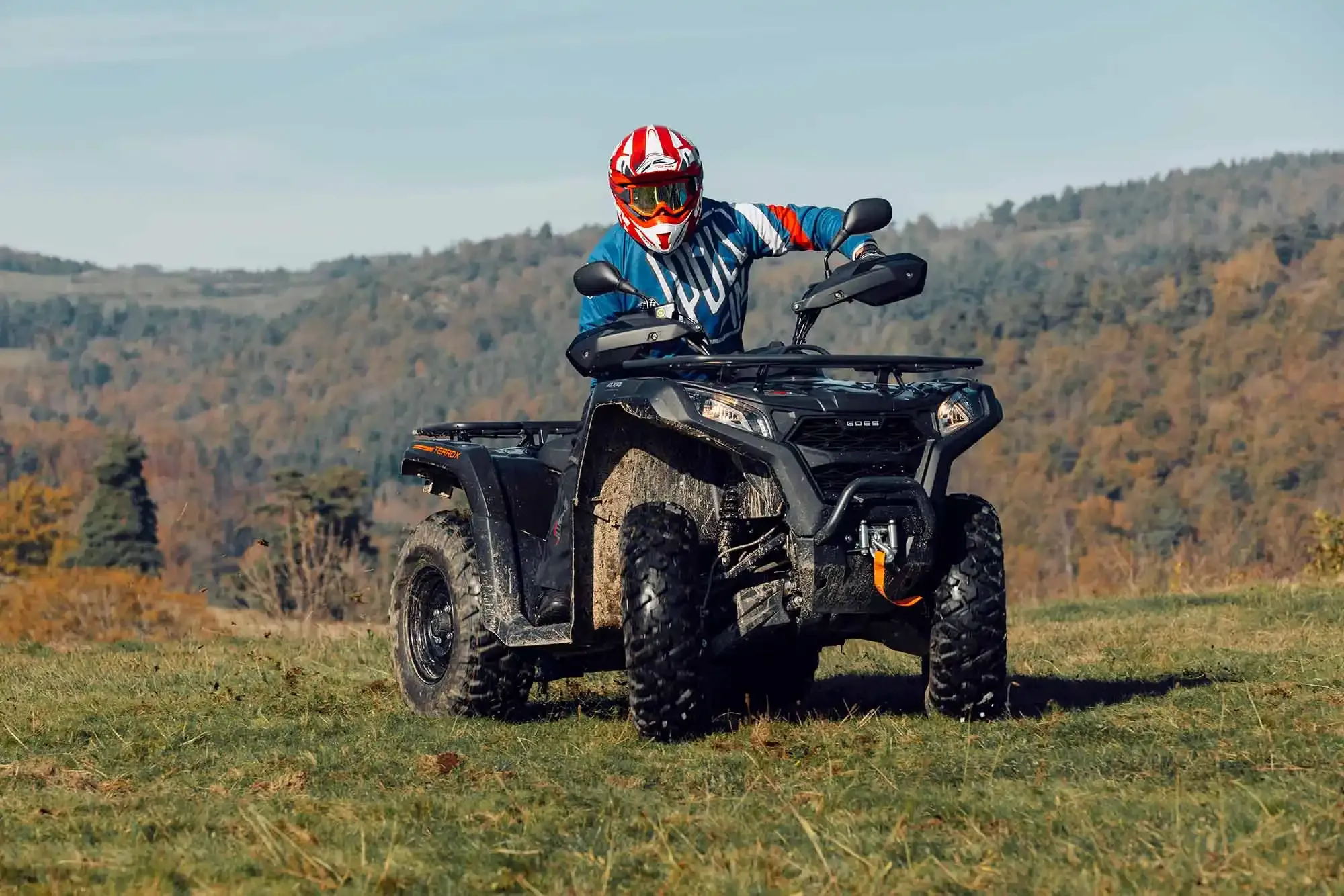 Pilote debout sur un quad GOES Terrox 400 dans un pré