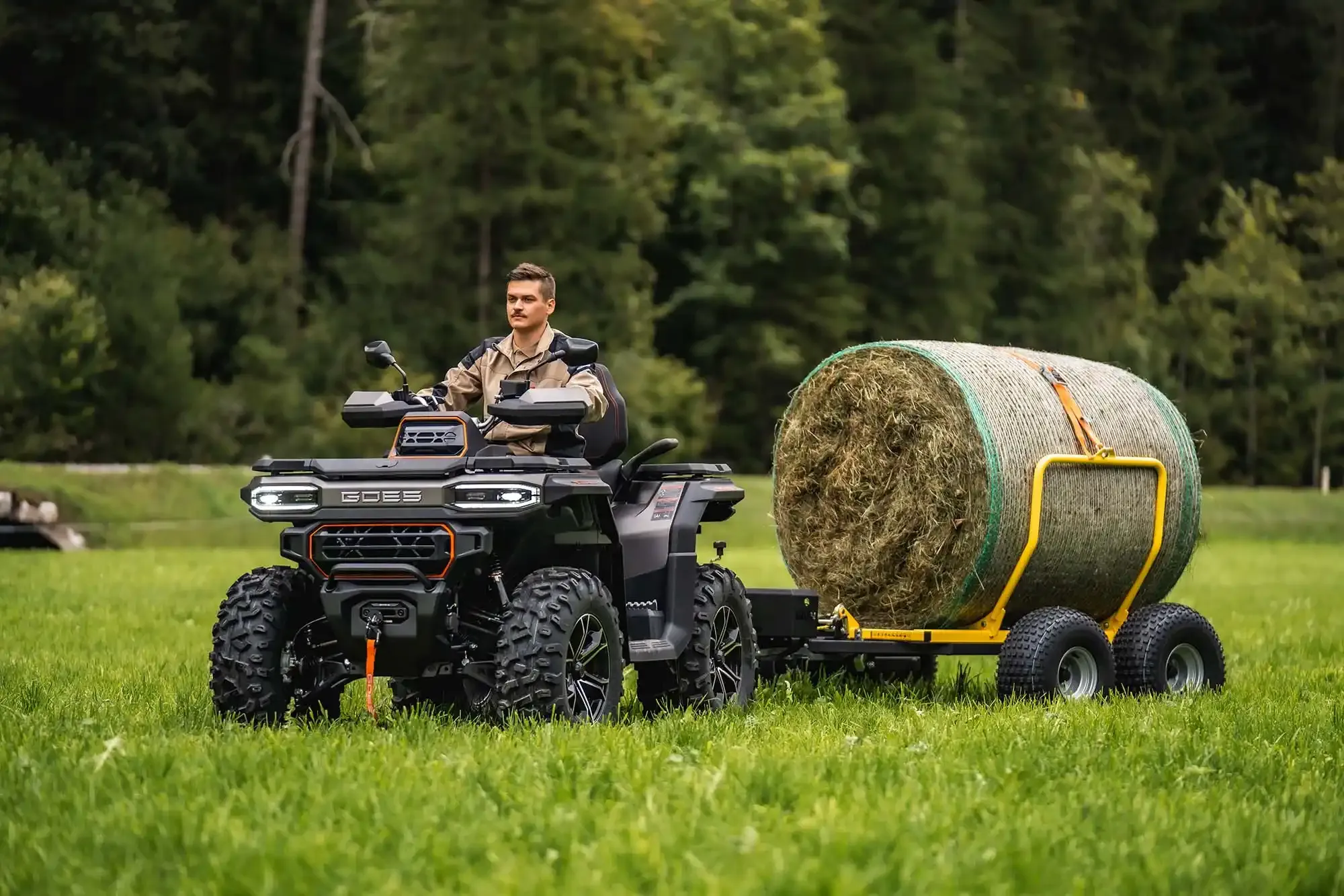 Quad GOES Terrox 1000 S tractant une balle de foin